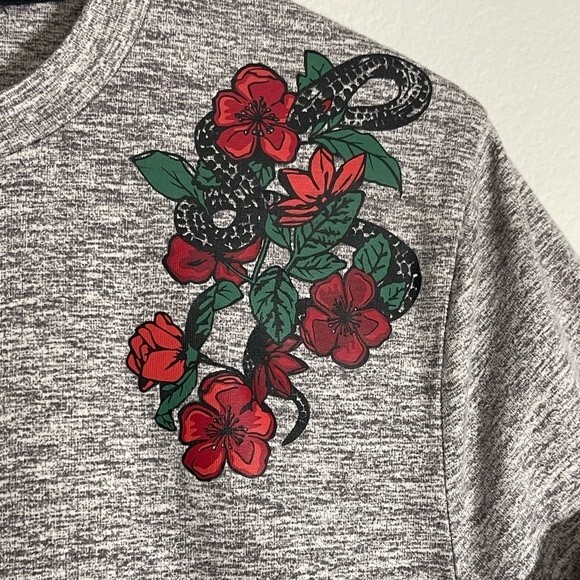 Hollister Curved Hem Tee in Medium Relaxed Fit Roses and Snake Design - Picture 4 of 9